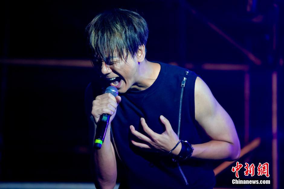 苏见信福州热力开唱 新歌老曲嗨翻全场(组图)
