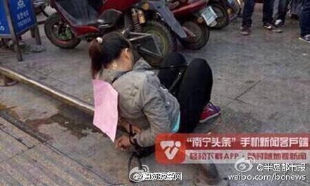 女子疑因偷肉被绑菜市门口 身上被贴条“小偷”