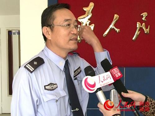 海口交警执法中被打落眼镜和执法记录仪(图)