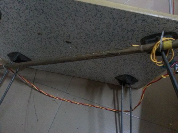 由于电热丝需要一定的绑紧度,通过底部的竹子卷电热丝可以使电热丝绑