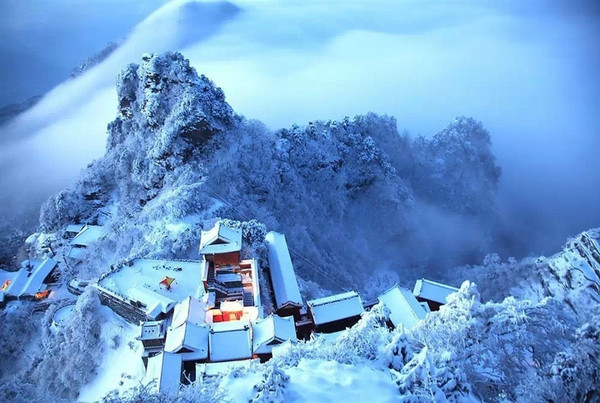 䵱ɽ 