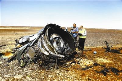 11月1日，黑匣子在埃及西奈半岛哈桑纳地区，国际搜救工作人员在客机失事现场进行调查 供图/IC