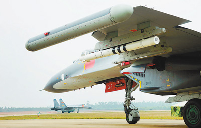 图为空军歼―11战机参加“利剑―2015”实兵演习。