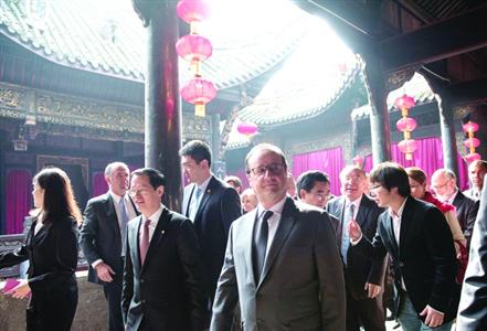 2日，奥朗德在重庆市长黄奇帆的陪同下，参观湖广会馆。