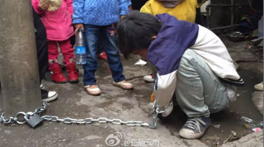 昆明一男孩被母亲用铁链锁电线杆示众(图)
