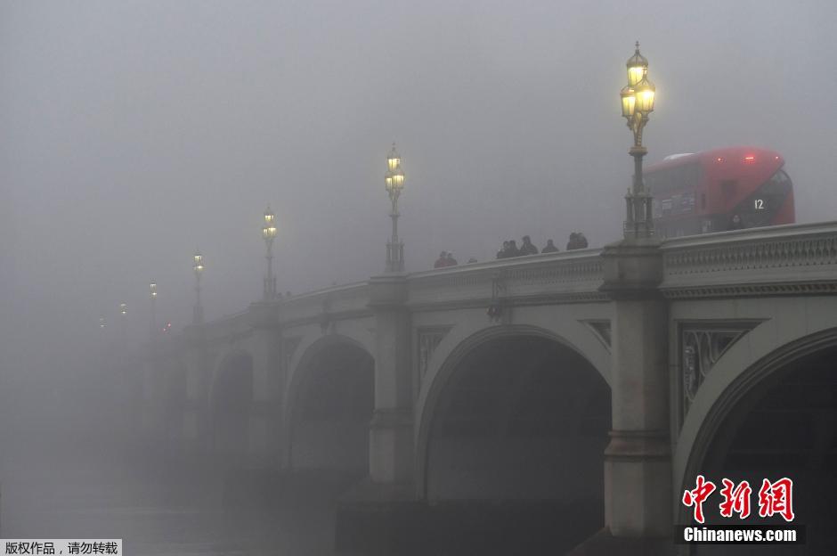英国伦敦出现大雾天气 地标建筑若隐若现(