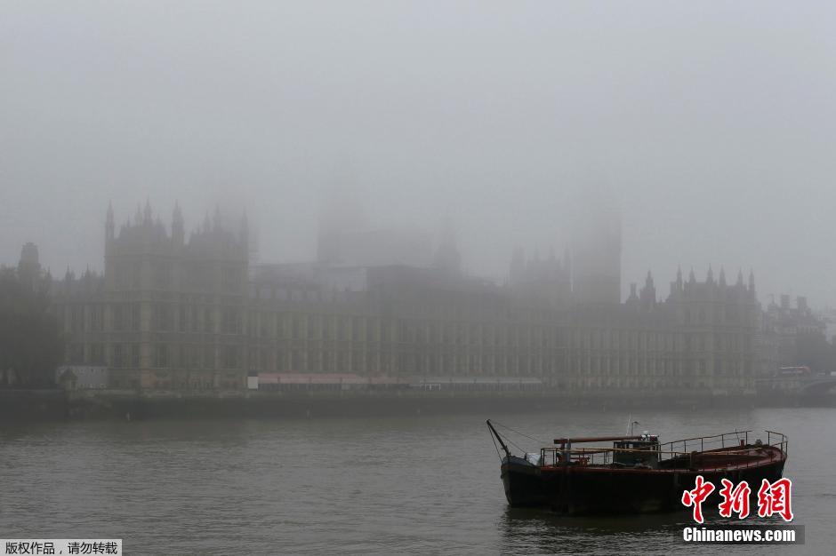 英国伦敦出现大雾天气 地标建筑若隐若现(