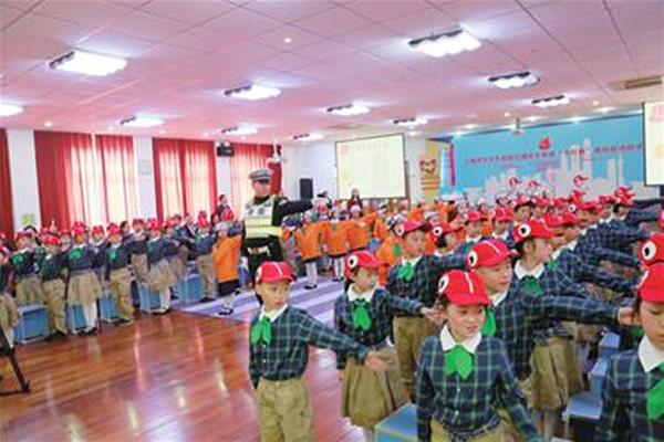 上海低年级小学生上下学将戴小红帽 提醒司机