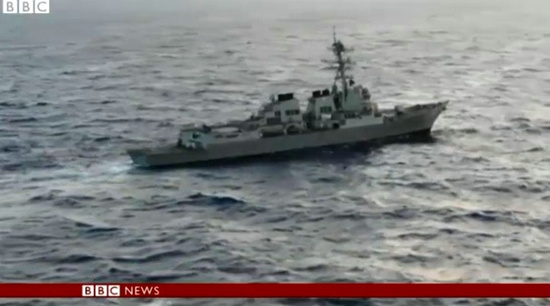 美国《防务新闻》网站报道称，美国海军消息源透露，中国海军舰艇在跟踪“拉森”号通过行为是表现专业。“他们跟踪‘拉森’号，但保持了安全距离。”但有一些小型船只，被消息源称为“商船或渔船”，就更具“挑衅性”，它们围绕着“拉森”号舰体来回航行，不过也保持了一定的距离。资料图：疑似美军拉森号宙斯盾舰擅闯南海岛礁画面曝光。