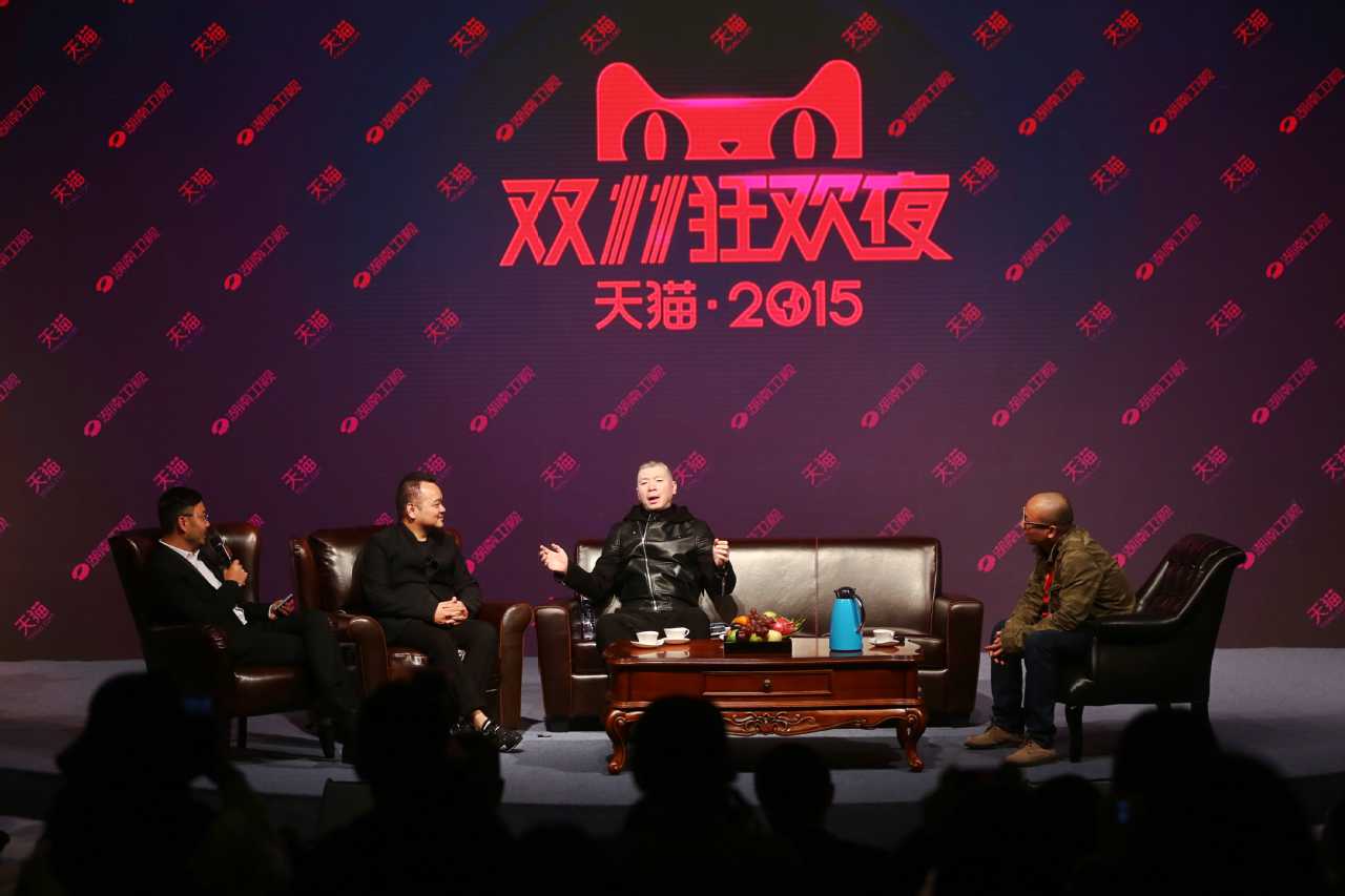 “冯导会客室”发布会现场:从左到右分别是主持人汪涵、天猫2015双11狂欢夜总策划应宏、导演冯小刚和湖南卫视金牌制作人廖珂
