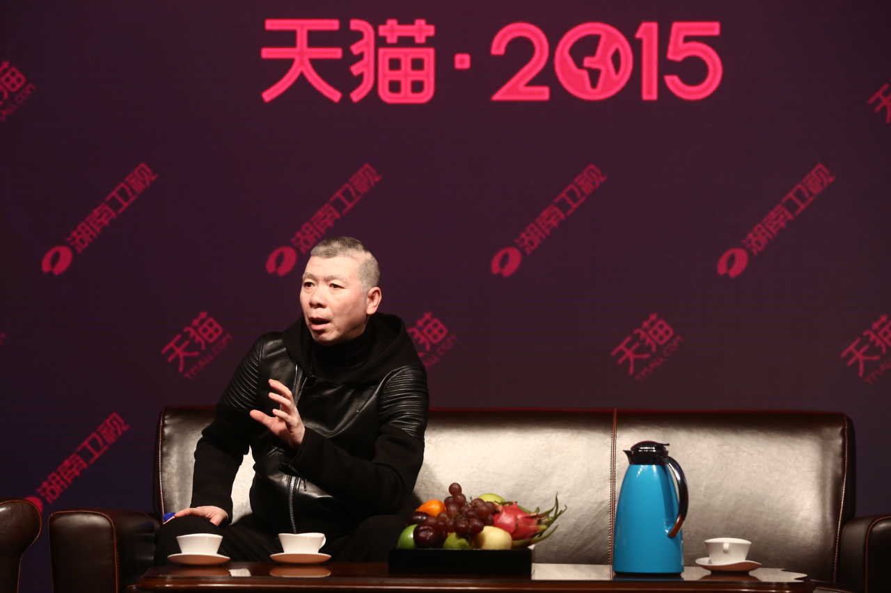 “冯导会客室”发布会现场:从左到右分别是主持人汪涵、天猫2015双11狂欢夜总策划应宏、导演冯小刚和湖南卫视金牌制作人廖珂