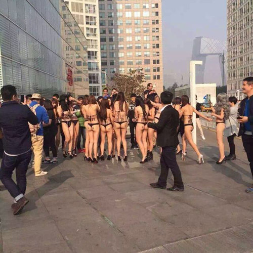 北京街头现比基尼营销 遭“朝阳群众”报警制止