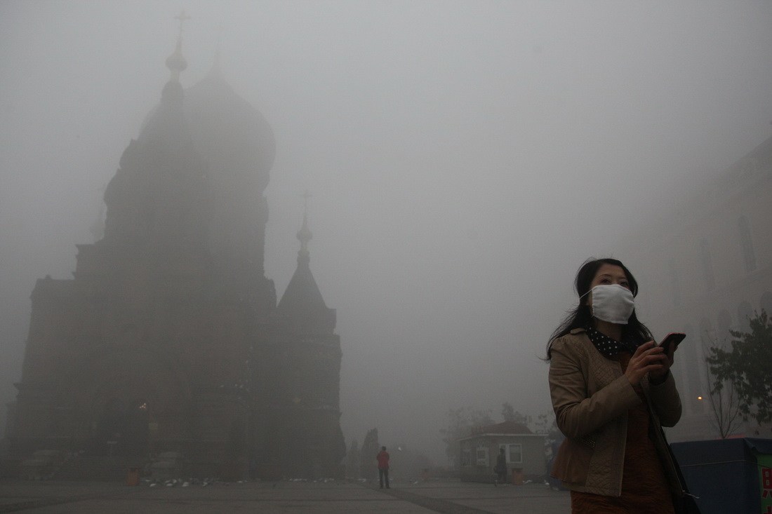 哈尔滨污染指数爆表 市民：出门回头一看 家没了