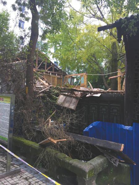 房屋承重过量 四川百年“王字楼”部分垮塌