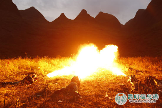 工兵使用喷火枪引燃雷区地表植物,利用高温引爆地雷.记者孟祝斌/摄