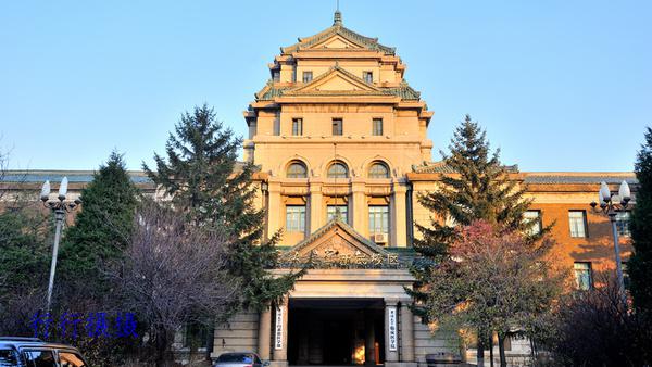 长春人说文化厅是后期的建筑 这座后期建造的大楼,从外观上迎合了