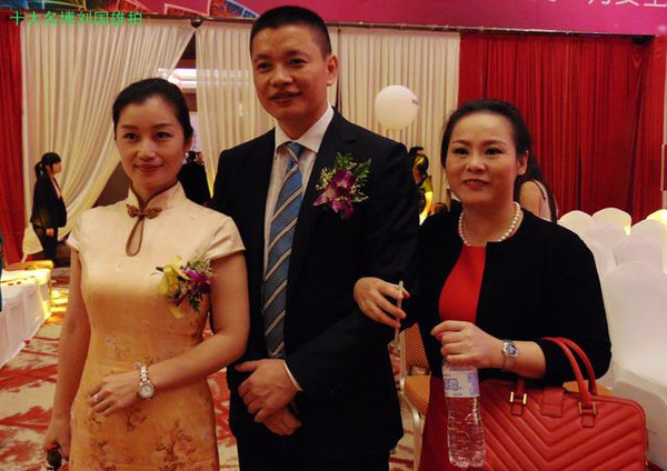 变性美女刘炫怡性感开唱