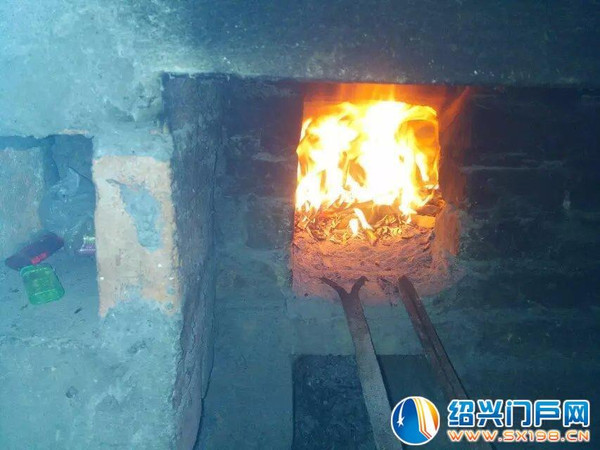 如今农村里烧大灶的人也不多了,有些年轻人,新造起的楼房内,现代炊具