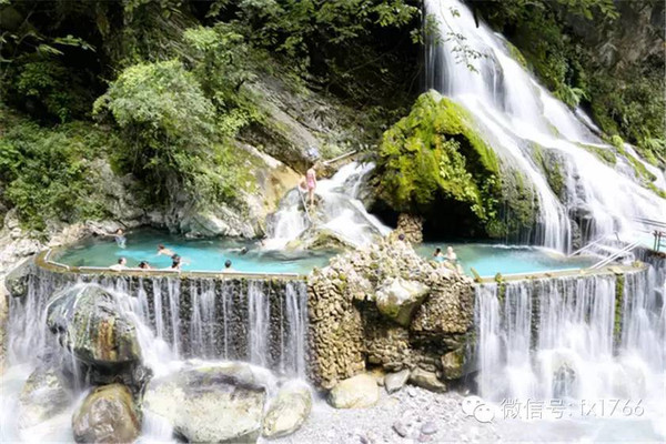 旅游 正文  螺髻山温泉瀑布位于西昌市以南约39公里,常年40度的温泉水