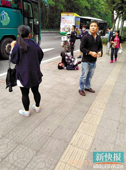 伤者田老师被扶下车后,躺在地上期待营救。