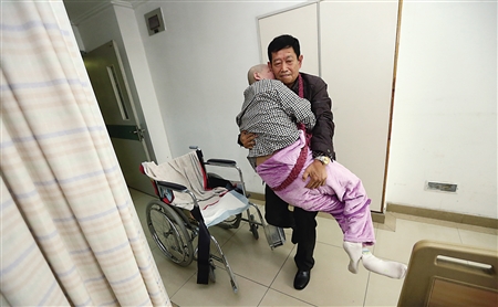 女儿遭遇意外昏迷近10年父亲用爱唤醒她