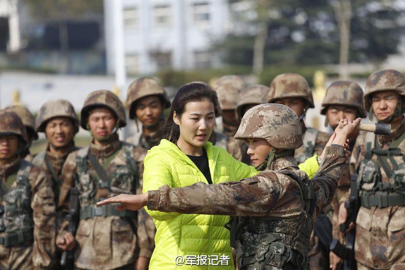 漂亮大学女教师助特战旅训练(组图)