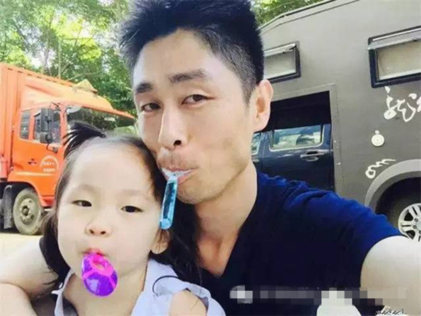 80后父亲带2岁女儿周游全球。
