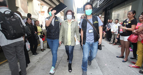 珠宝店女负责人被海关拘捕。图自香港《明报》网站