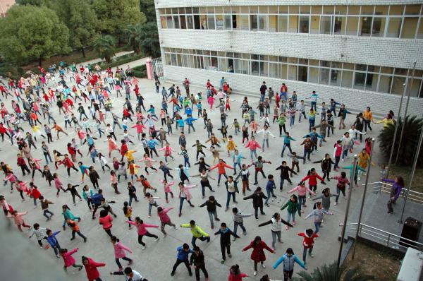 湖北一小学将课间操改广场舞 学生将学数百支舞曲