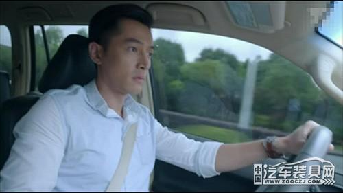 胡歌开车低头看手机,结果真的撞车了