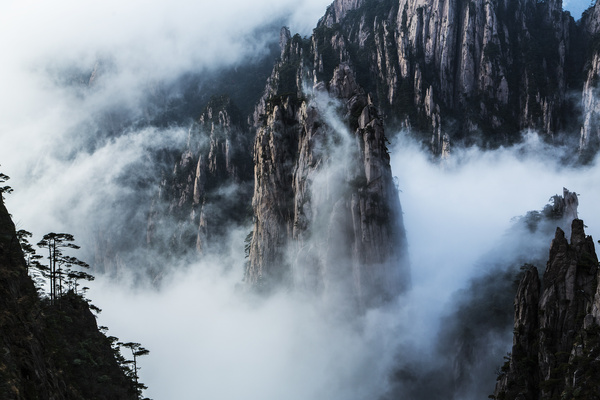 黄山西海云雾缭绕似仙境