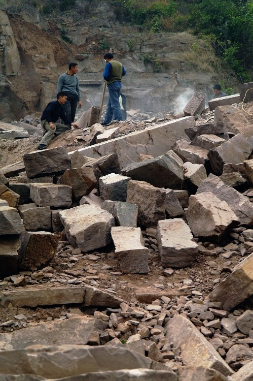 兰州一采石场爆破作业时山体崩塌 5人被埋