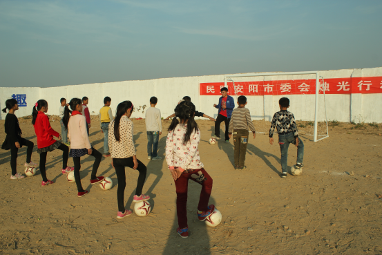 烛光行动使农村孩子享受到了足球的乐趣