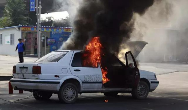 郑州某驾校为了教学,竟然放火烧车!