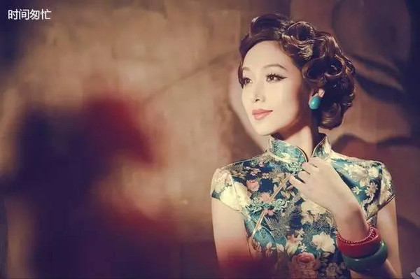 民国时期的上海滩里,名媛歌女最爱的烫发发型,手推纹烫卷发,抹上头油