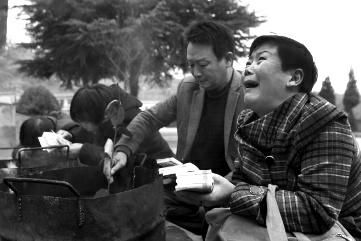 华商报商洛讯(记者曾春)19岁实习司机带同学游玩,违法上高速,超速超载翻车致3死1伤。11月4日,提起这场事故,失去孩子的三家家长,在殡仪馆门前悲痛欲绝。