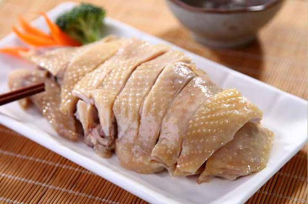 皮白肉嫩,肥而不腻,香甘旨美,具有香,酥,嫩的特征盐水鸡,是南京知名的