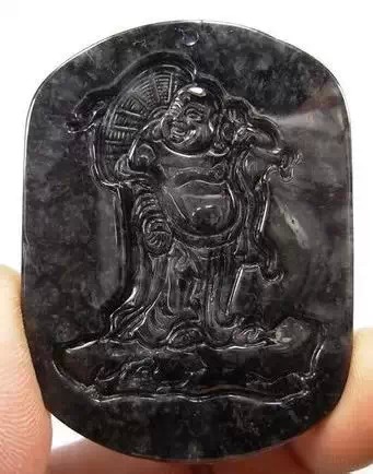 烟灰种,乌鸡种中给人感觉很脏的一种翡翠!一般质地粗!水短!干!
