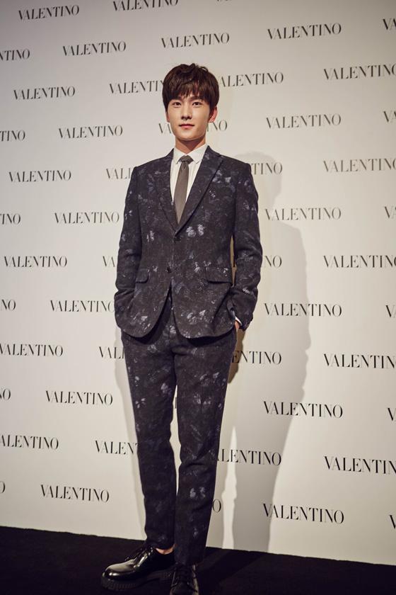 杨洋in valentino 2015秋冬男士系列刺绣西装亮相.