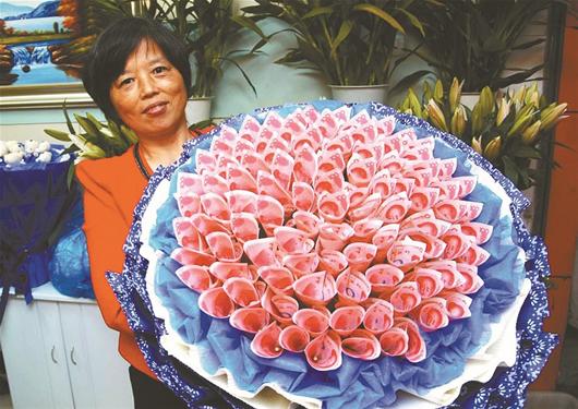 楚天金报讯 11月7日,鄂州一花店按客户要求,用99张百元大钞,扎制花束