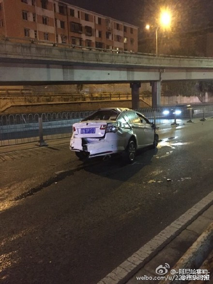 北京一轿车下坡撞毁护栏 男子被从车中甩出身亡