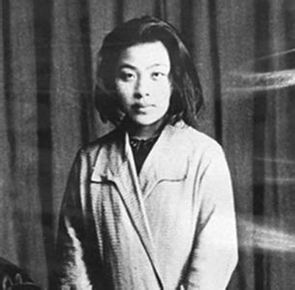 丁玲在上海。