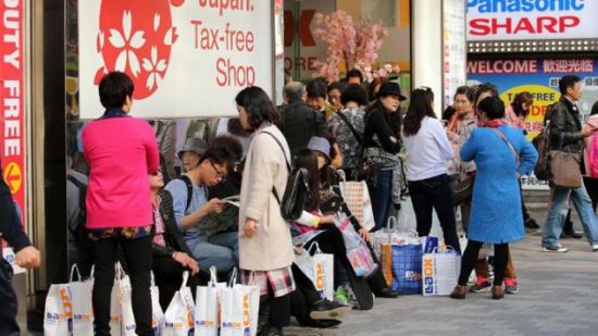 参考消息网11月9日报道 外媒称，日元币值下滑加上日本开放旅游签证，导致日本成为中国人出游的一大优先目的地。为迎接源源不断的中国客，东京日前宣布直通中国各大城市的航班加倍。