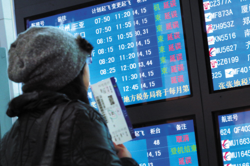 大连国际机场,因天气原因造成的航班大面积延误让很多乘客陷入漫长的