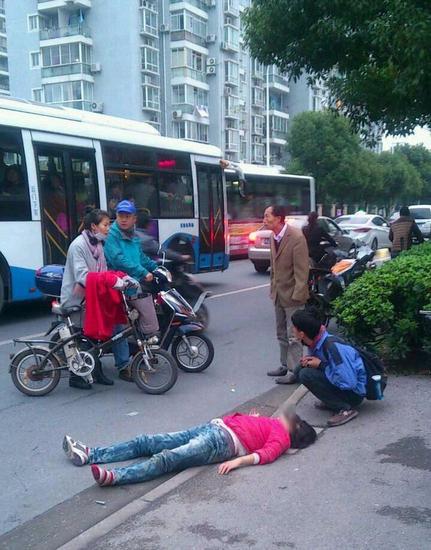 上海小轿车连撞数人致2死：司机已验血查酒驾