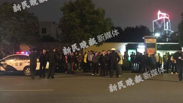 上海撞人致2死轿车挂复旦停车证 校方正核实