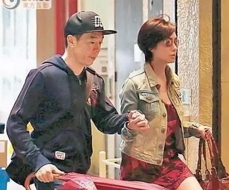 记得以前黄贯中有次到外地工作,仅几天就花了两万多元和朱茵的长途