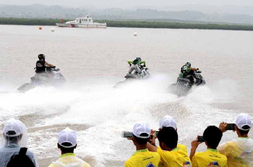 广西钦州:2015亚洲水上摩托艇公开赛精彩不断