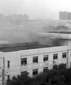 扬州一企业突发火灾 数十员工聚集窗口呼救(图)