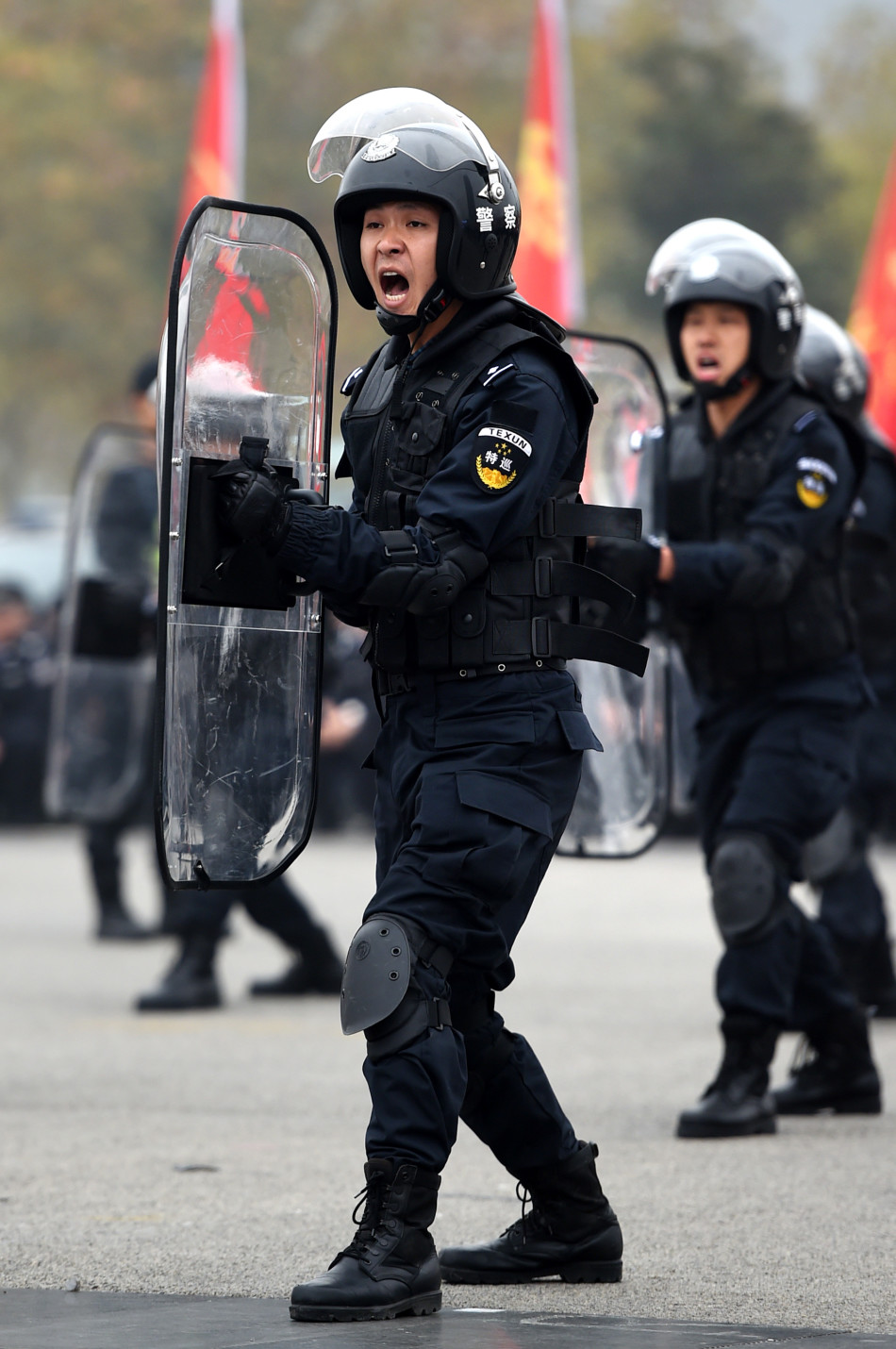郑州警方盾牌阵对付恐怖行为(组图)11月9日,河南郑州